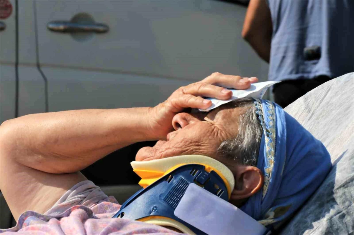 Antalya\'da Servis Minibüsü Halk Otobüsüne Çarptı: 4 Yaralı