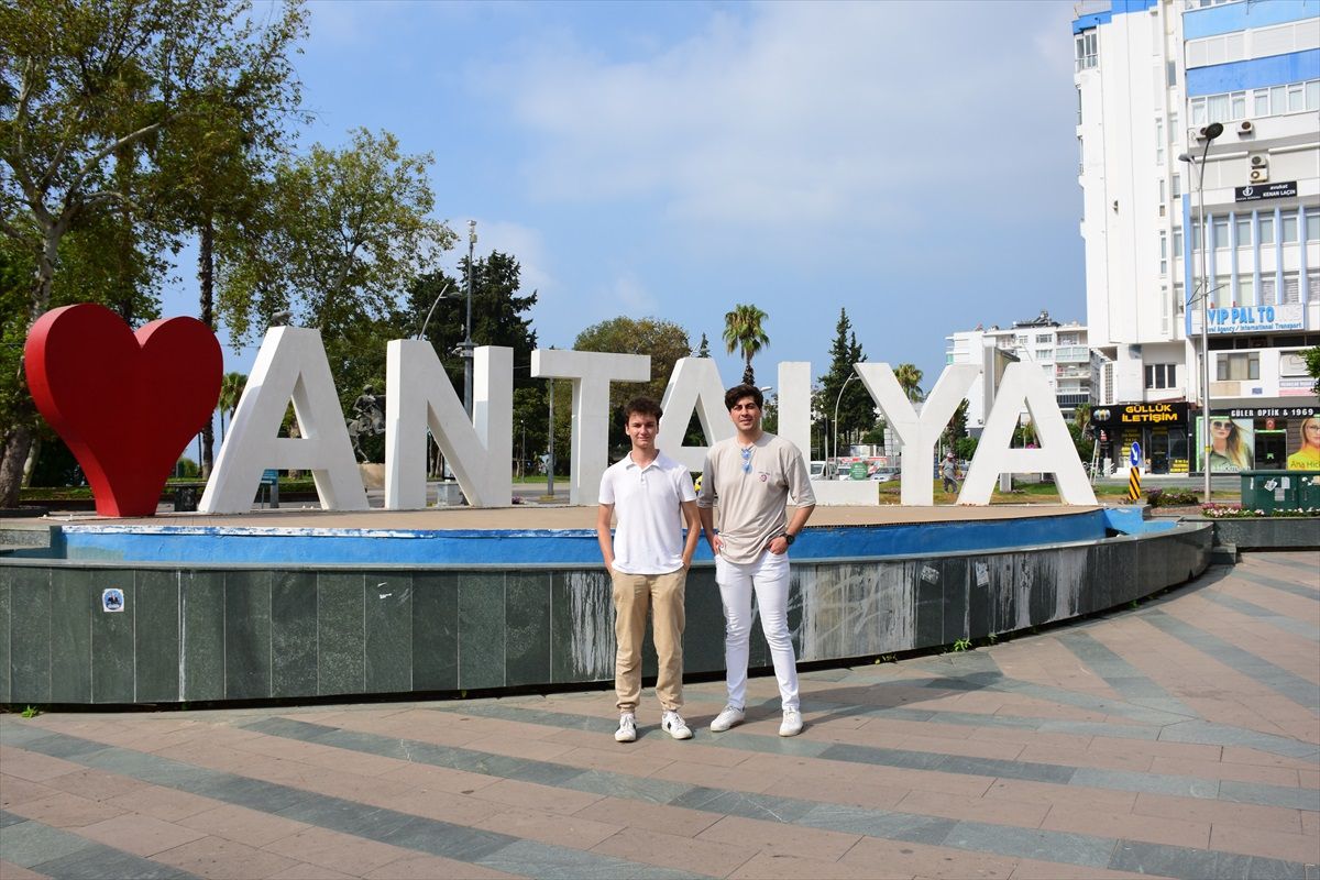 Gençler Antalya\'da ücretsiz tatil yapıyor