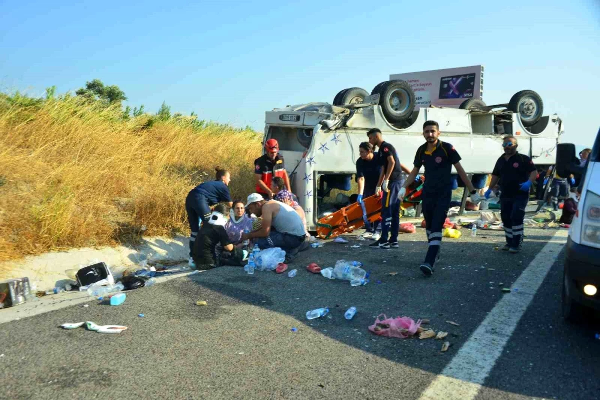 Manisa Soma\'da Minibüs ve Otomobil Çarpıştı: 1\'i Ağır 30 Kişi Yaralandı