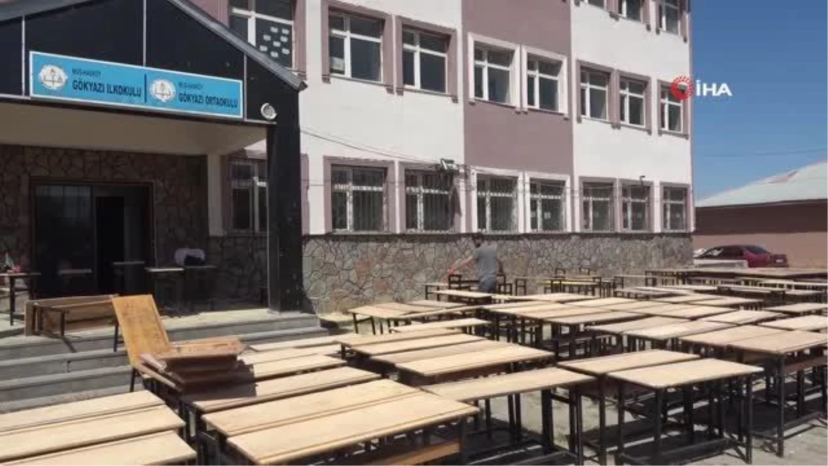 Muş\'ta Gönüllü Öğretmenler Okul Mobilyalarını Onardı