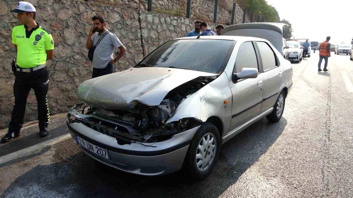 Kocaeli\'de otomobil tıra arkadan çarptı: 1 yaralı
