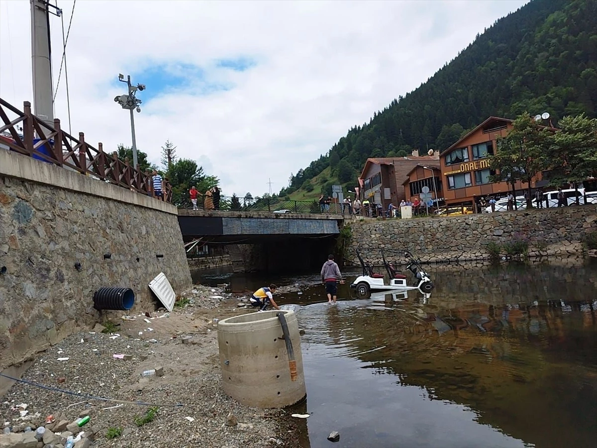 Trabzon\'da Elektrikli Golf Aracı Göle Yuvarlandı: 2 Turist Yaralandı