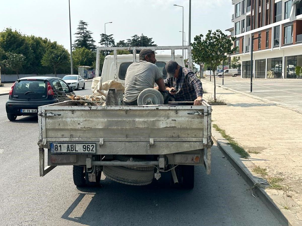 Düzce\'de trafik ekipleri kamyonet kasasında düzensiz göçmenleri yakaladı