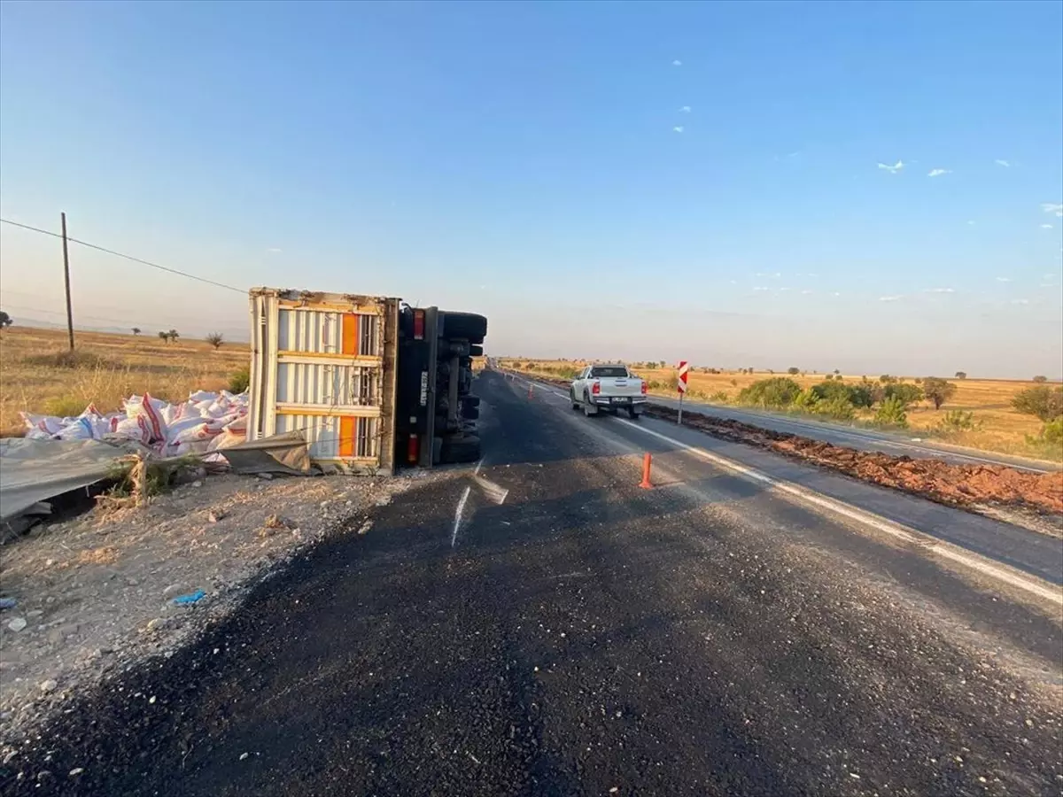 Uşak\'ın Ulubey ilçesinde tır devrildi, sürücü yaralandı