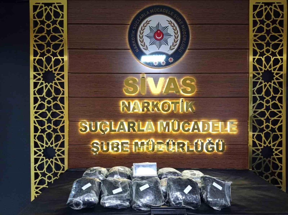 Sivas\'ta Yolcu Valizinde 10 Kilogram Esrar Ele Geçirildi