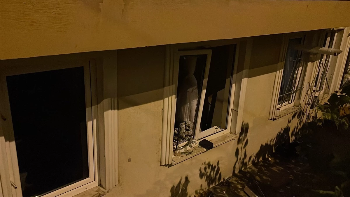 Afyonkarahisar\'da bir dairede patlama: Deprem olduğunu sanan vatandaşlar sokağa çıktılar