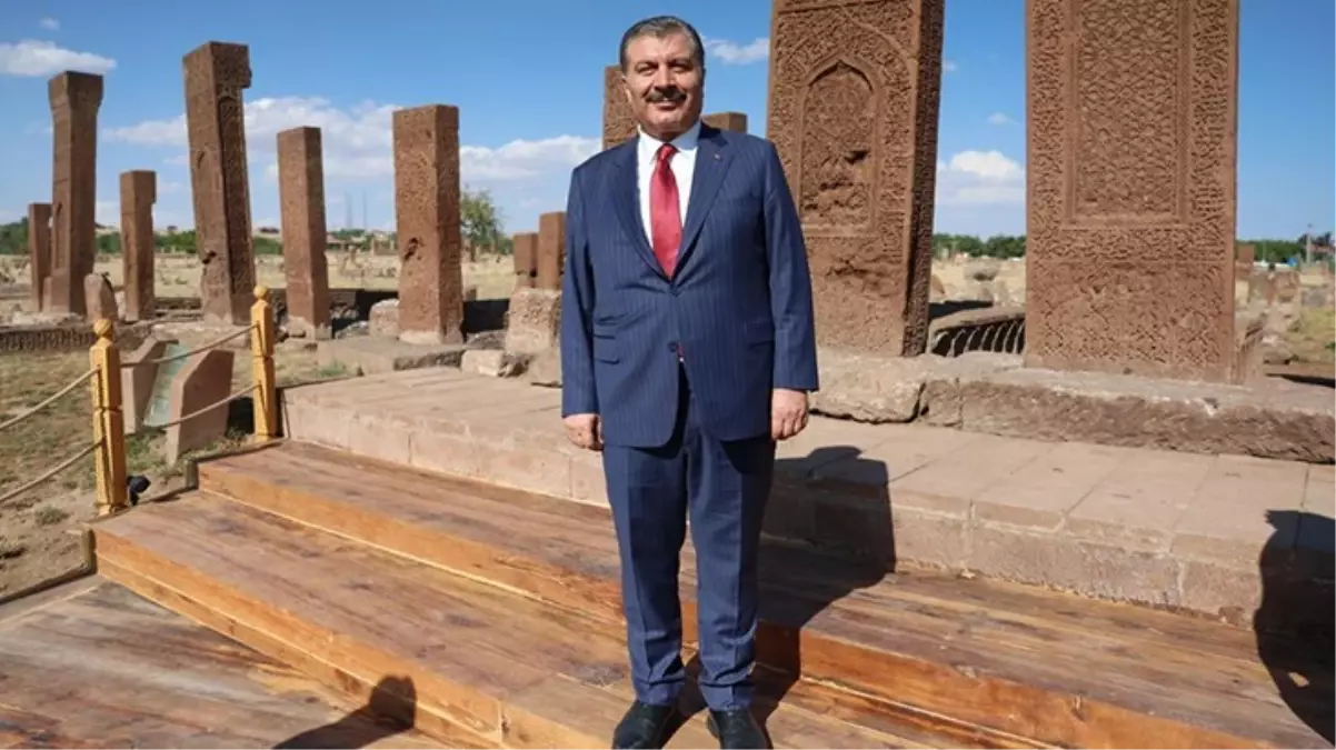 Ahlat Selçuklu Mezarlığı\'nı ziyaret eden Bakan Koca\'nın gururlu pozu