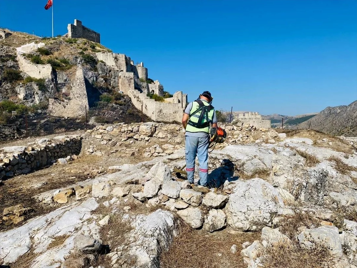 Amasya Harşena Kalesi\'nde Arkeolojik Kazı Öncesi Temizlik Çalışması