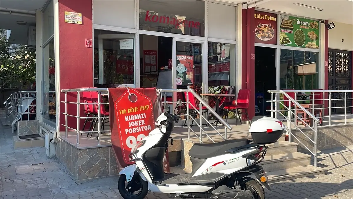 Balıkesir\'de çiğ köfte dükkanından hırsızlık anı güvenlik kamerasına yansıdı