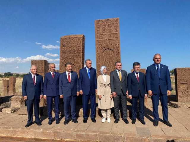 Cumhurbaşkanı Erdoğan, Ahlat'ta Selçuklu mezarlığını ziyaret etti Cumhurbaşkanı Erdoğan, Ahlat'ta Selçuklu mezarlığını ziyaret etti