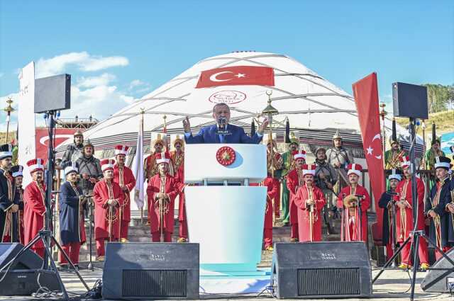 Cumhurbaşkanı Erdoğan, Ahlat'ta Selçuklu mezarlığını ziyaret etti Cumhurbaşkanı Erdoğan, Ahlat'ta Selçuklu mezarlığını ziyaret etti