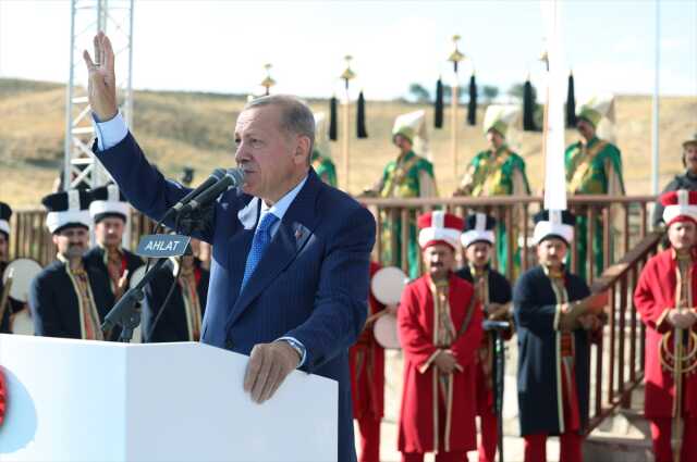 Cumhurbaşkanı Erdoğan, Ahlat'ta Selçuklu mezarlığını ziyaret etti Cumhurbaşkanı Erdoğan, Ahlat'ta Selçuklu mezarlığını ziyaret etti