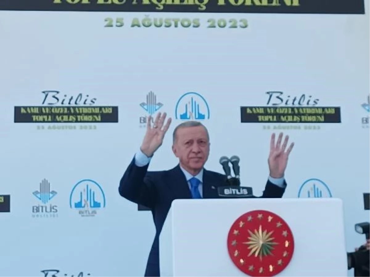 Cumhurbaşkanı Erdoğan, cuma namazını Memduh Eren Camisi\'nde kıldı