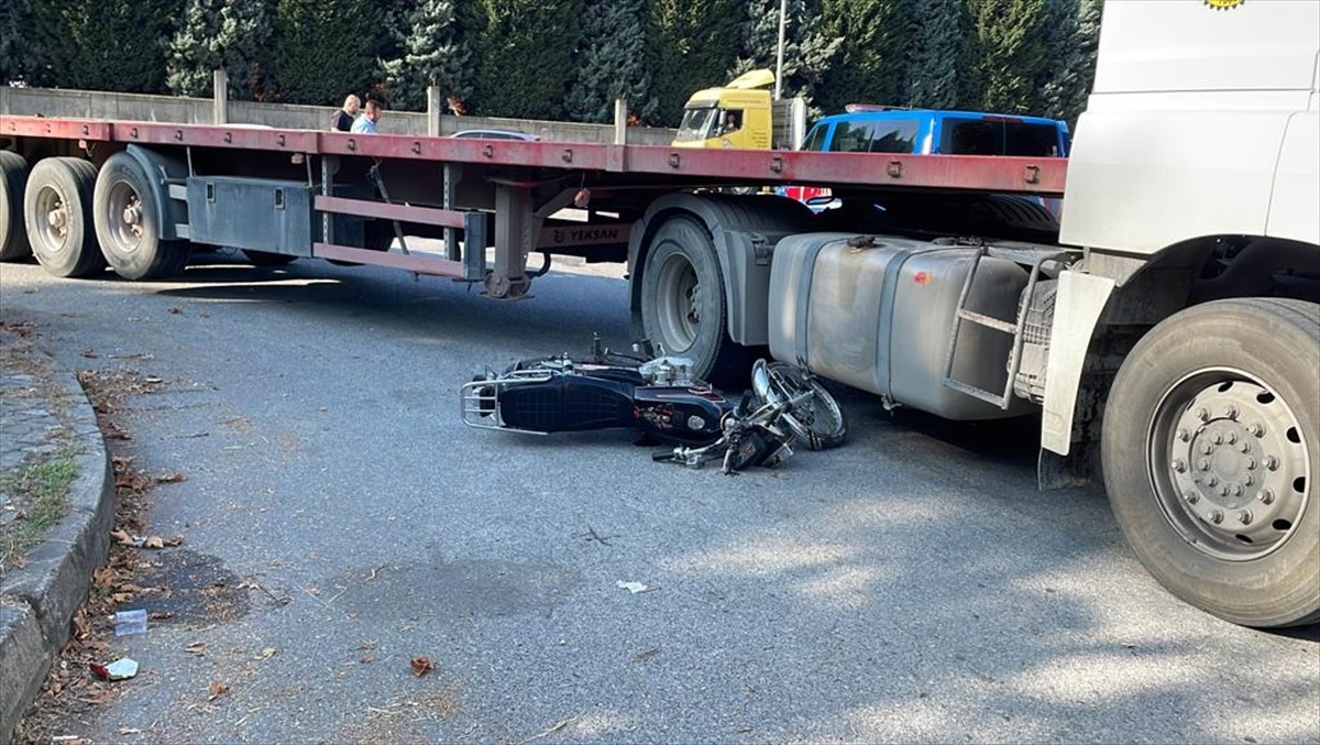 Düzce\'de Motosikletin Tıra Çarpması Sonucu 2 Kişi Yaralandı