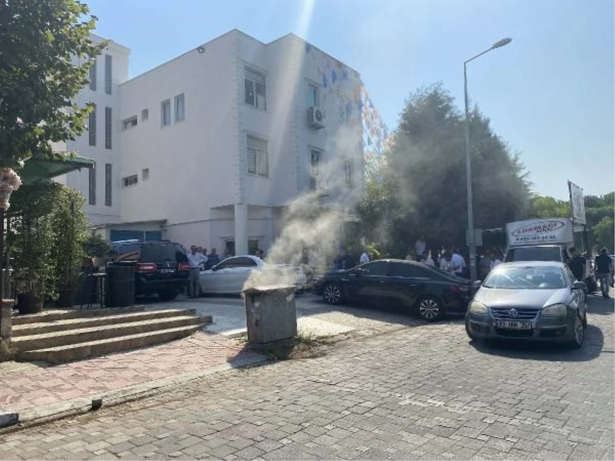 Manisa\'da AK Parti İl Binasının Önündeki Elektrik Trafosunda Yangın Çıktı