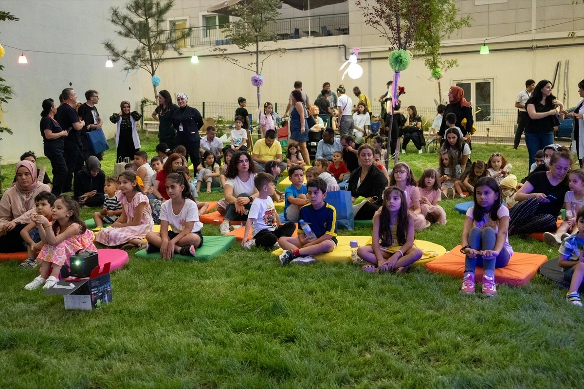 Ankara Etlik Şehir Hastanesi\'nde Çocuklar İçin Açık Hava Sinema Etkinliği Düzenlendi