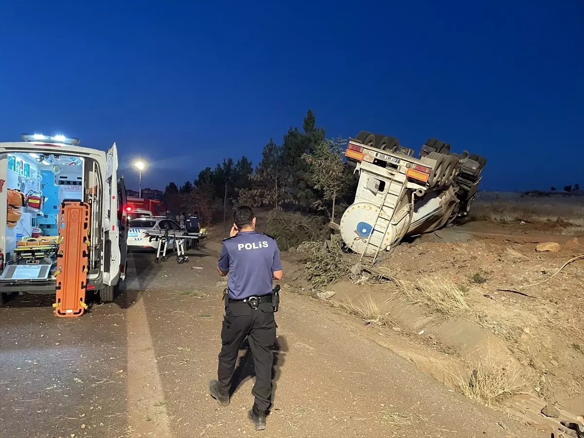 Gaziantep\'te hafif ticari araçla çarpışan tırın sürücüsü hayatını kaybetti