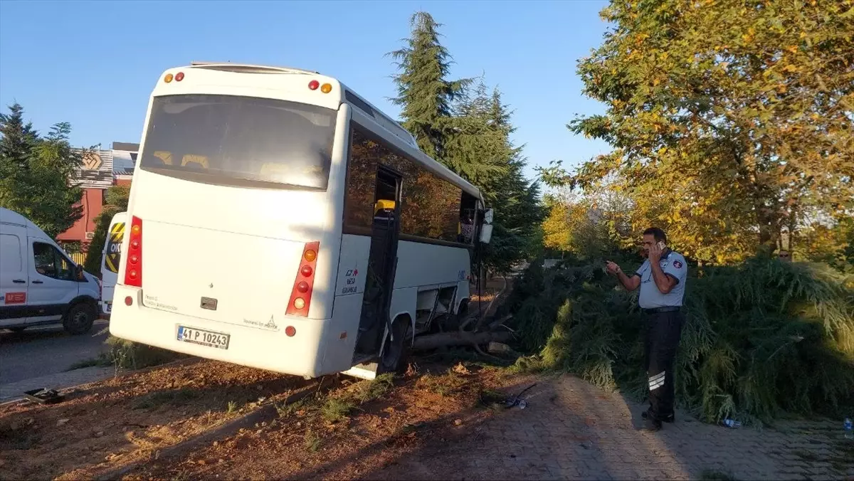 Gebze\'de Midibüs Kazası: 2 Kişi Yaralandı