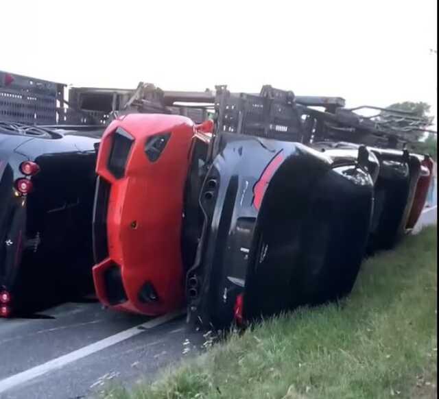 İngiltere'de tır devrildi, milyonlarca dolar değerindeki otomobiller yola savruldu