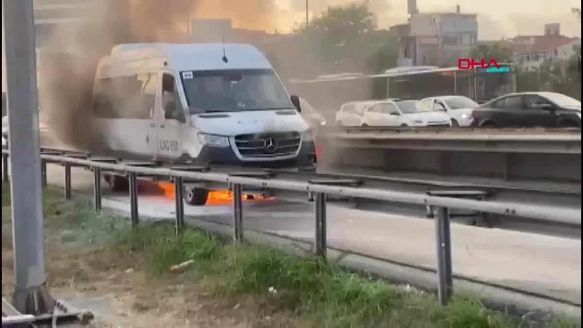 Şişli\'de Servis Minibüsünde Yangın Çıktı