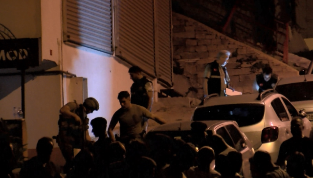 İstanbul'un uyuşturucu satıcılarının kaldığı eve operasyon! 2 polis ağır şekilde yaralandı