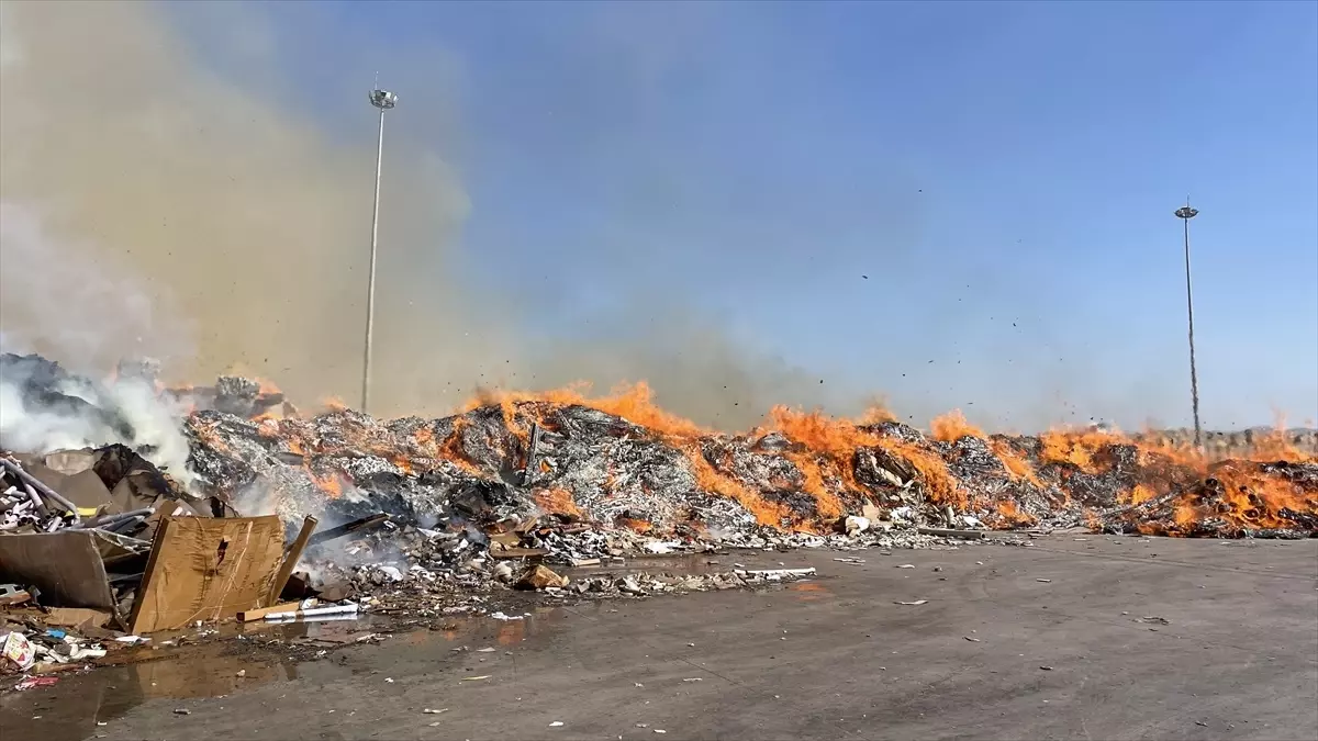 Kahramanmaraş\'ta Geri Dönüşüm Fabrikasında Yangın Çıktı