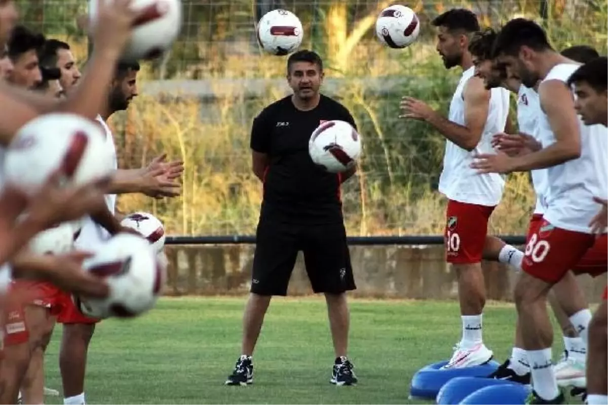 Karşıyaka Teknik Direktörü Ersin Aka: \'Yeni sezon öncesi olumlu sinyaller veriyoruz\'