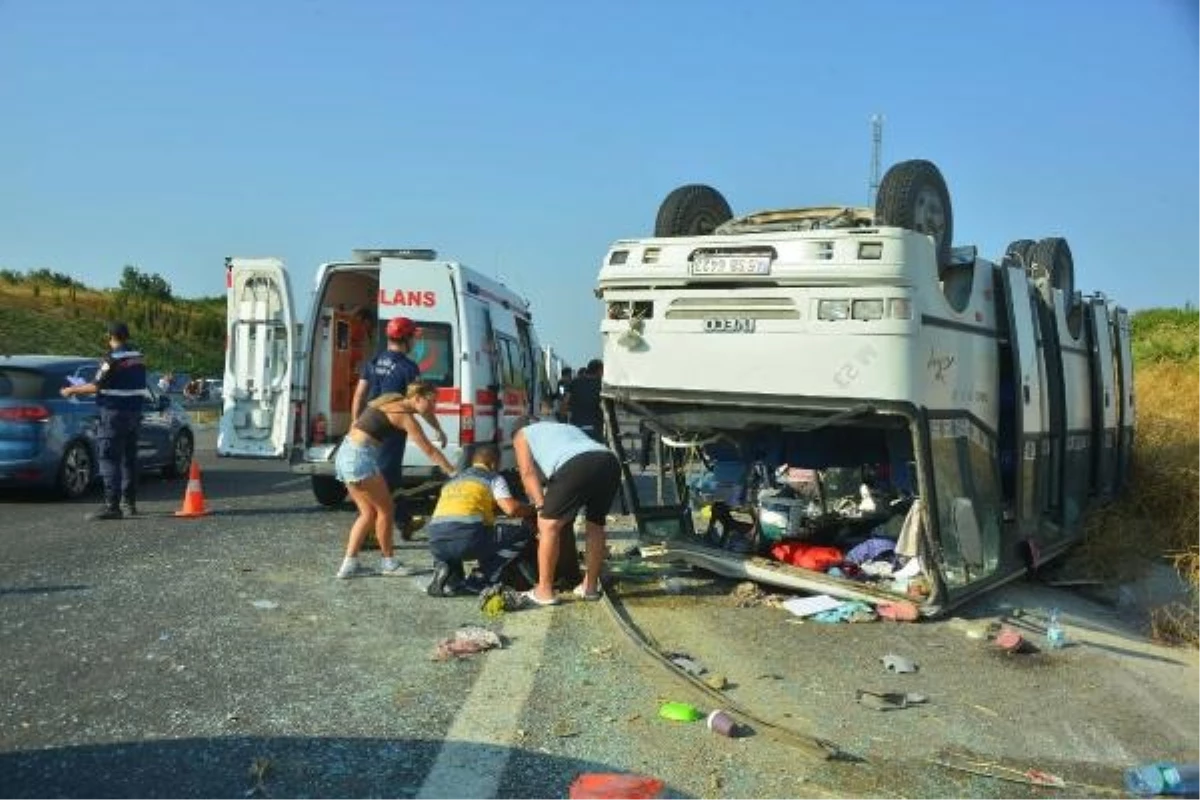 Soma\'da tarım işçilerini taşıyan midibüs ile otomobil çarpıştı: 30 yaralı