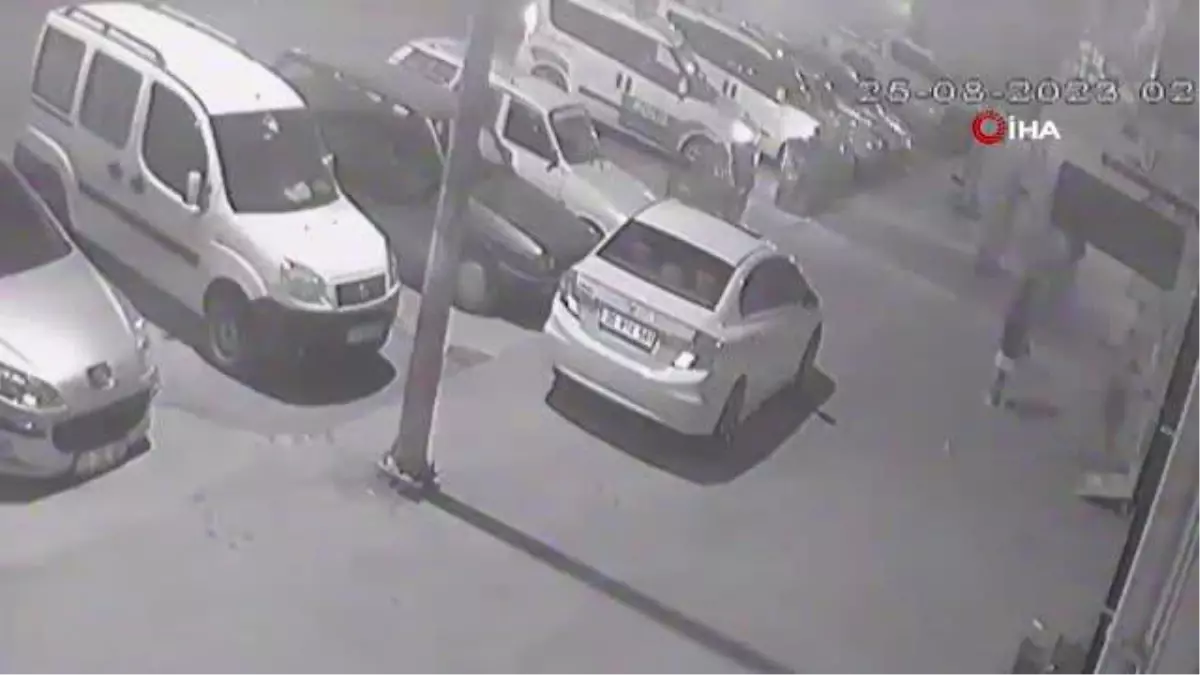 Kontrolden çıkan otomobil park halindeki polis otosuna böyle çarptı: 3 yaralı