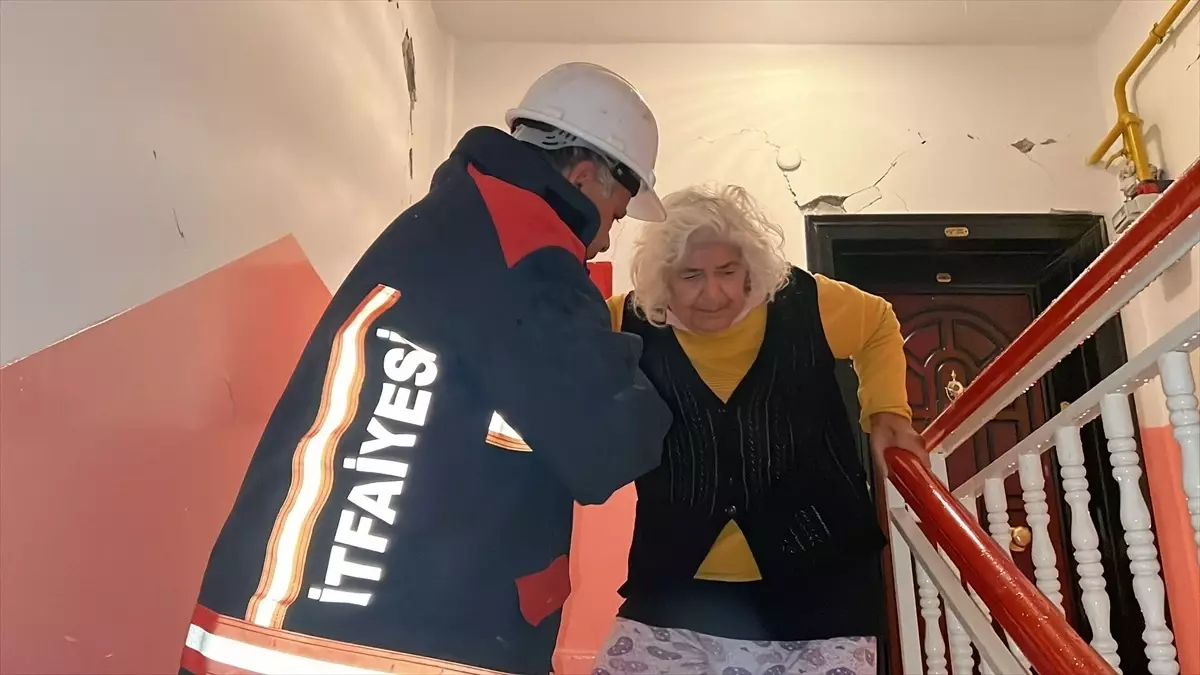 Malatya\'da çıkan yangında itfaiye eri dumandan etkilendi