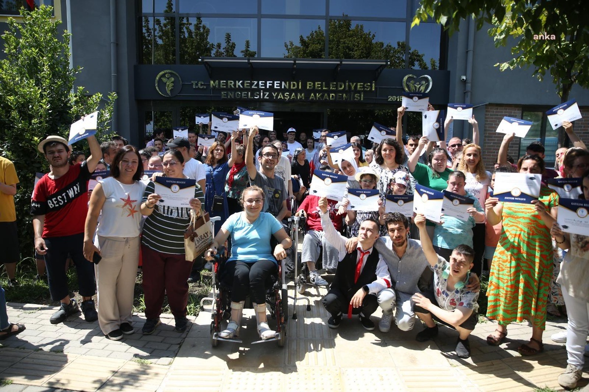 Merkezefendi Belediyesi Engelsiz Yaşam Akademisi\'nde Öğrencilere Karneler Verildi