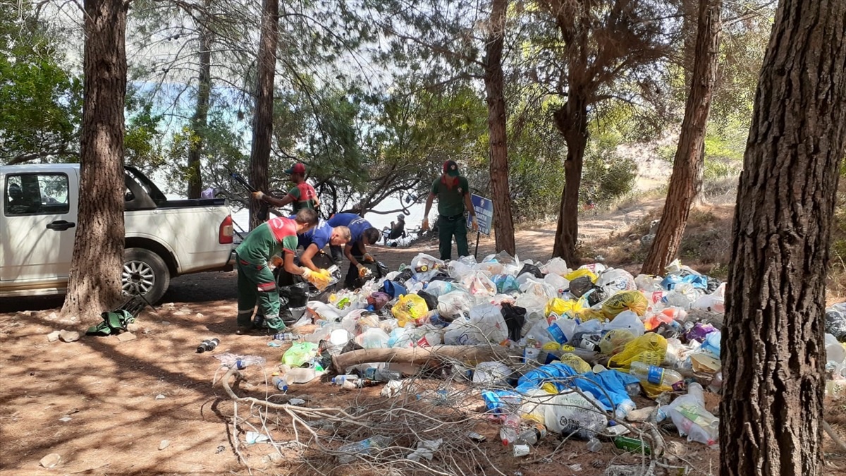 Muğla Akbük Koyu\'nda 2 ton çöp toplandı