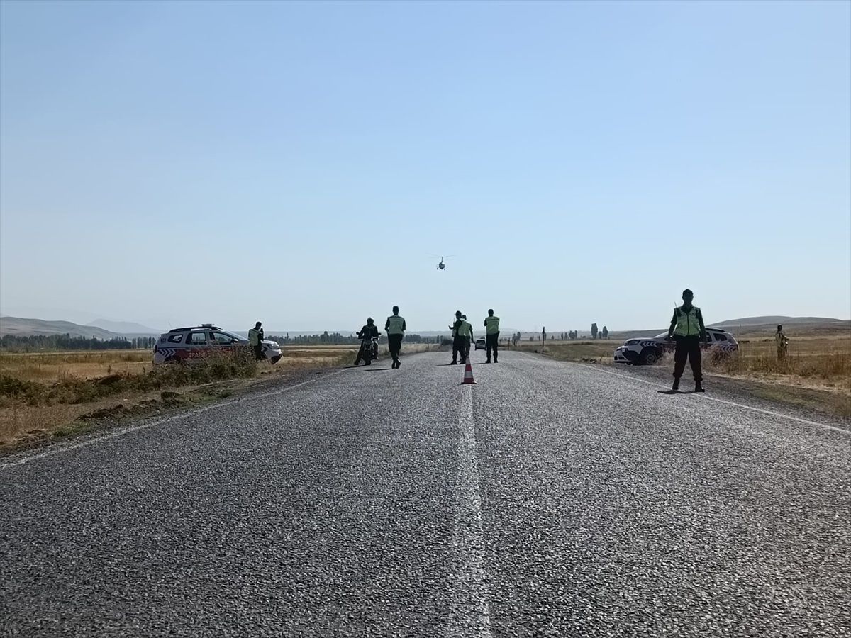 Muş\'ta İl Jandarma Komutanlığı Trafik Denetimi İçin Cayrokopter Kullandı