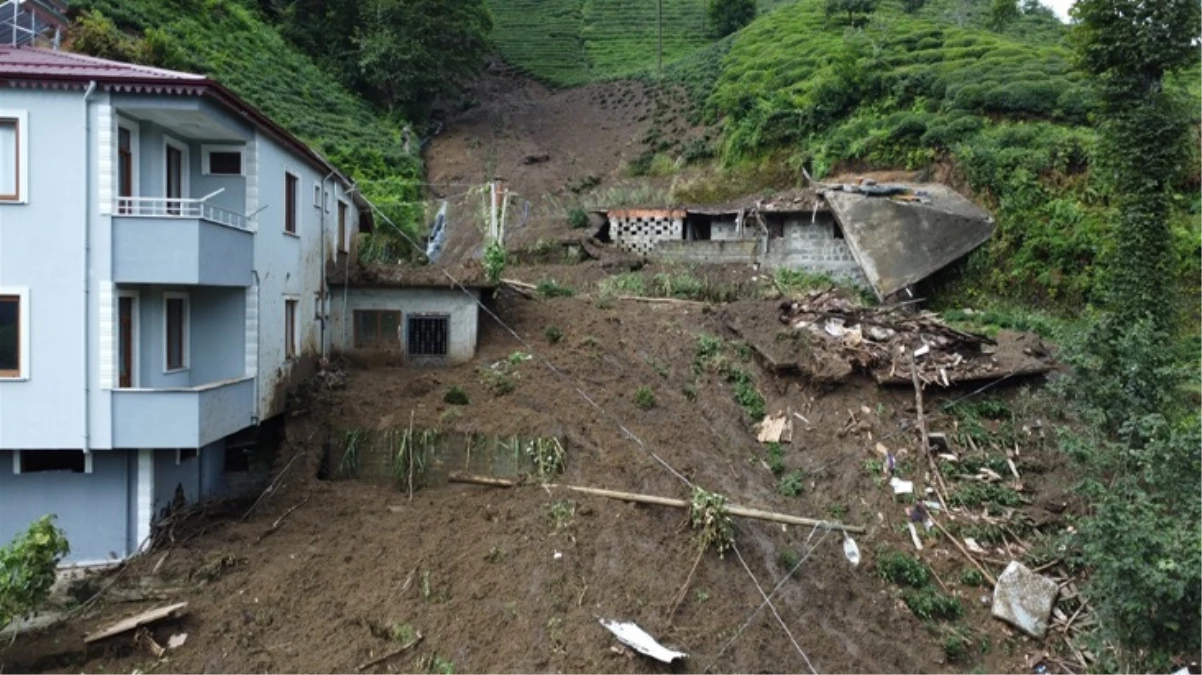 Rize\'de sağanak yağış nedeniyle dere taştı! 28 kişinin yaşadığı 11 ev tahliye edildi