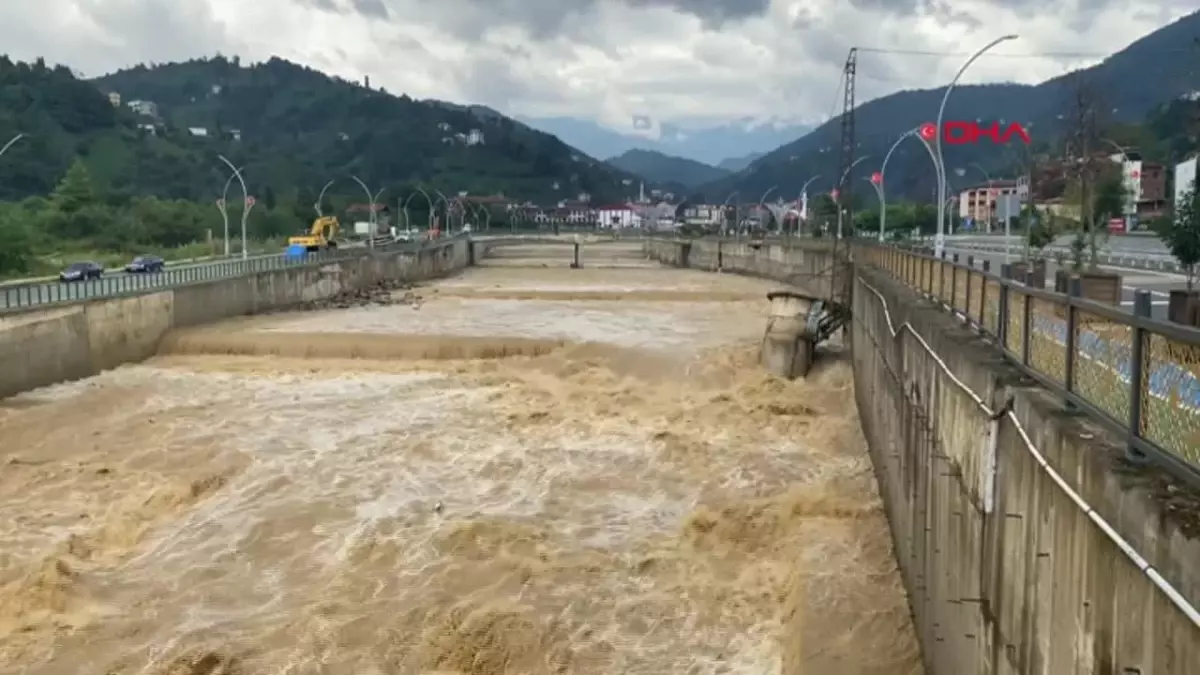 Rize\'de yaşanan göçükte aynı yol 2 yıl önce de çökmüştü