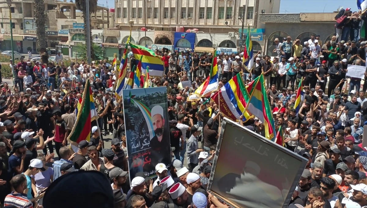 Suriye\'nin 7 ilinde binlerce kişi Şam yönetimine karşı protesto düzenledi