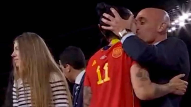Seremonide kadın futbolcuyu dudağından öpen federasyon başkanı geri adım atmıyor: İstifa etmeyeceğim