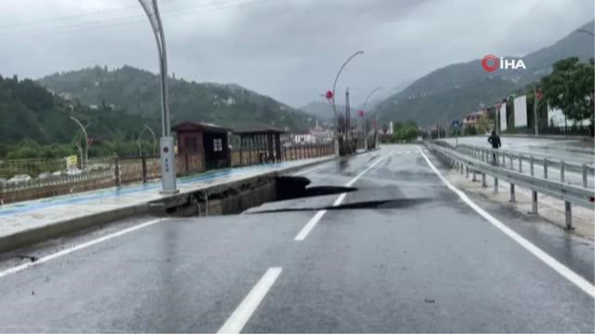 Rize-Güneysu karayolunda şiddetli yağış sonrası yol çöktü