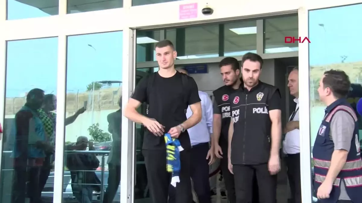 Fenerbahçe, Livakovic\'i İstanbul\'a getirdi