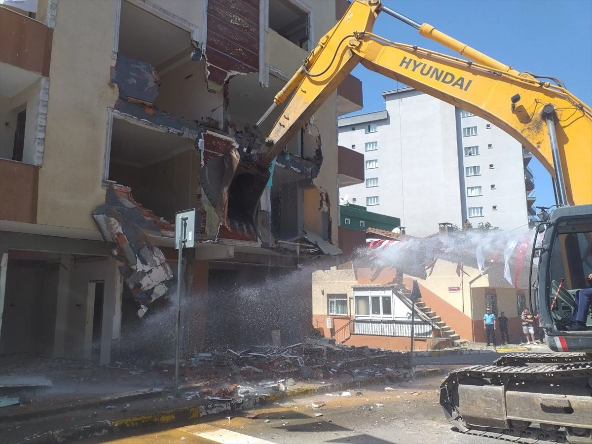 Tuzla\'da riskli olduğu tespit edilen 2 binanın yıkımı gerçekleştirildi