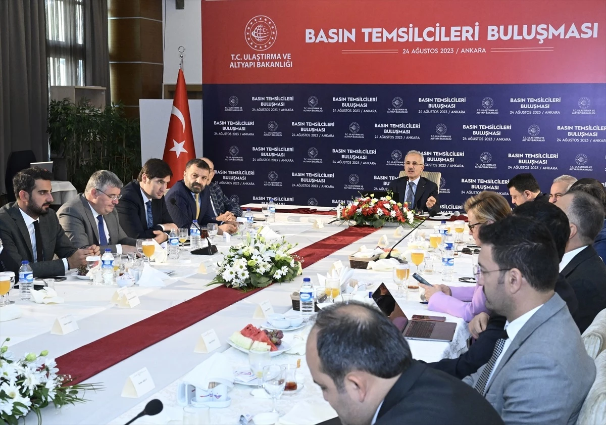 Ulaştırma ve Altyapı Bakanı Uraloğlu, medya temsilcileriyle bir araya geldi (1) Açıklaması