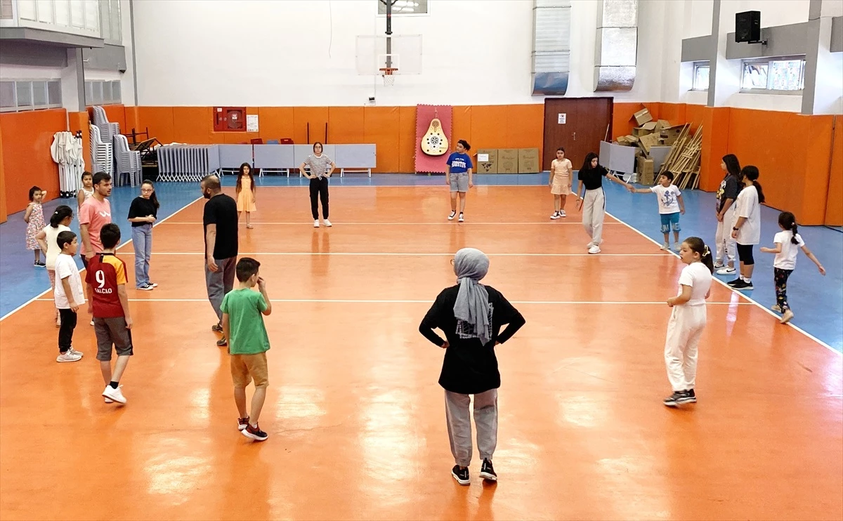Kırşehir\'de Minikler Farklı Yörelerin Halk Oyunlarını Öğreniyor