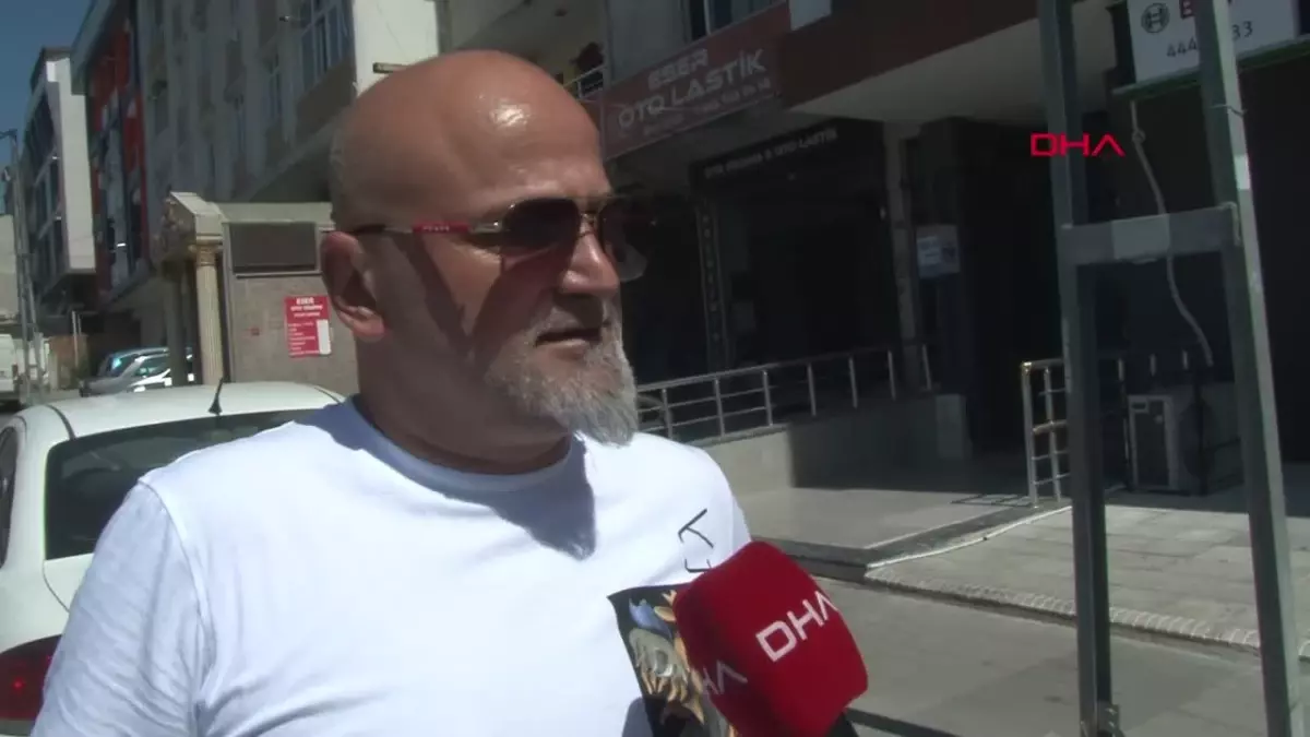 ARNAVUTKÖY\'DE MAHALLELİNİN TEPKİSİNE ALDIRIŞ ETMEDEN OTOMOBİLİN HAYALET EKRANINI ÇALDILAR-2