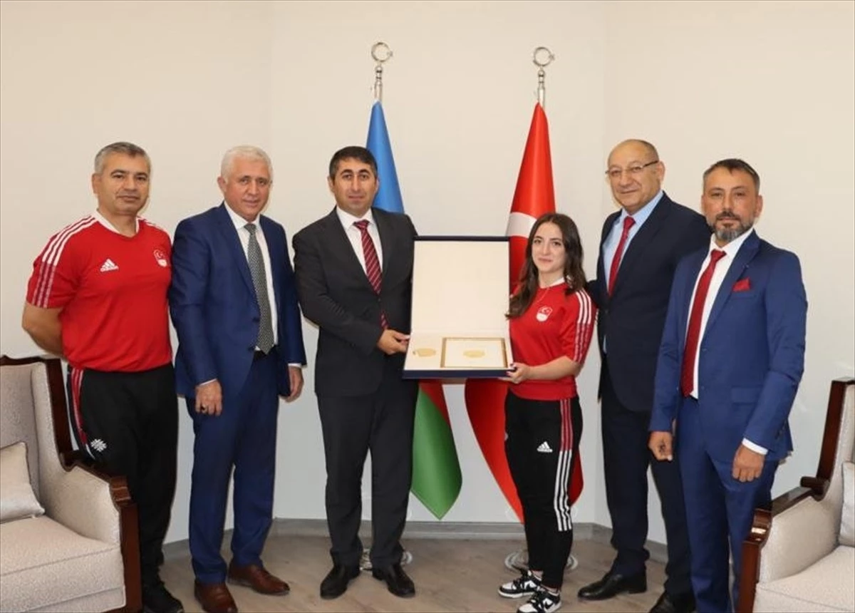 Azerbaycan Cumhurbaşkanı İlham Aliyev, Cansu Bektaş\'a özel tasarımlı madalya hediye etti