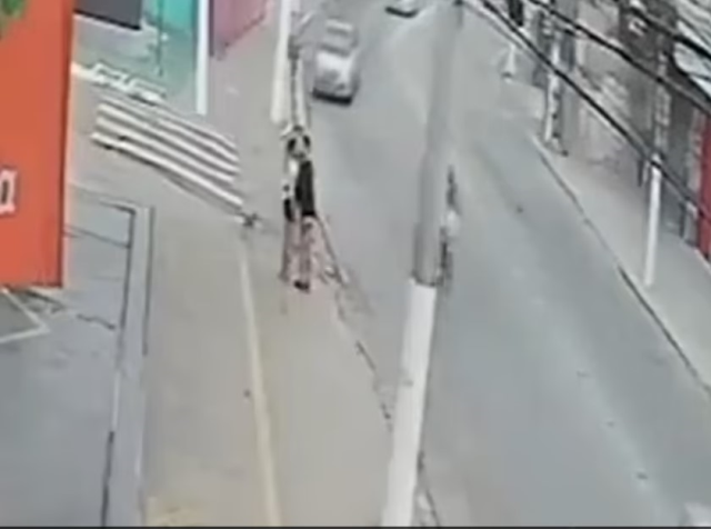Brezilya'da kız arkadaşı ile kaldırımda öpüşen adam ve kız arkadaşına otomobil çarptı