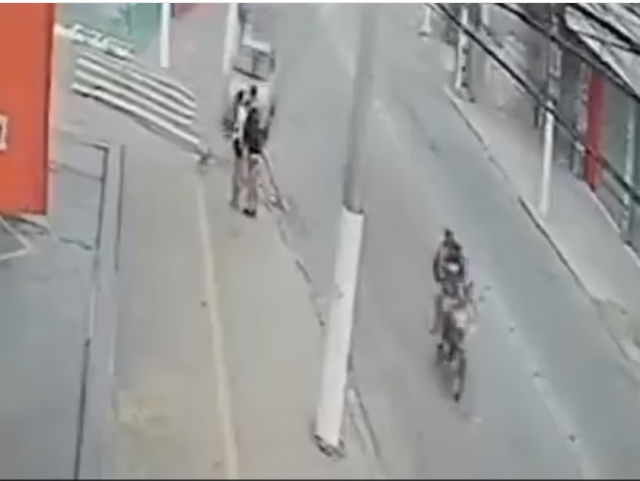 Brezilya'da kız arkadaşı ile kaldırımda öpüşen adam ve kız arkadaşına otomobil çarptı