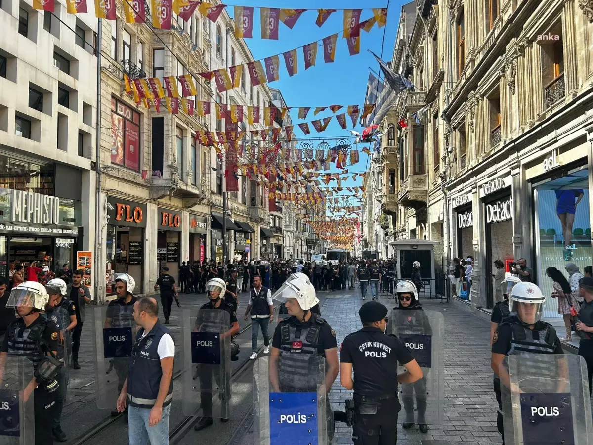 Cumartesi Anneleri Gözaltında Kaybedilen Yakınlarının Akıbetini Sormak İçin Oturma Eylemi Yaptı