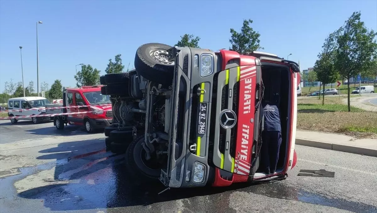 Esenler\'de Yangına Müdahaleye Giden İtfaiye Aracı Devrildi, 2 Personel Yaralandı