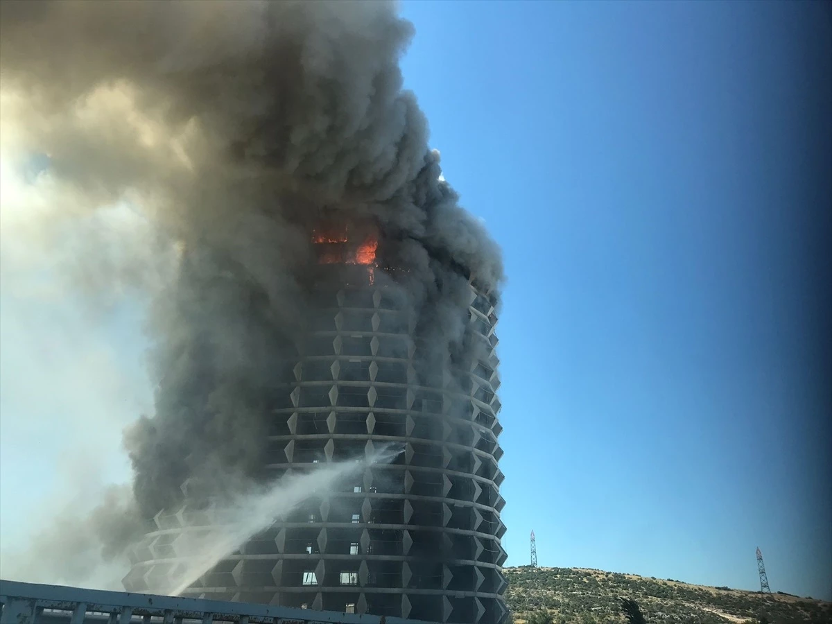 Gaziantep\'te kullanılmayan 17 katlı otelde çıkan yangına müdahale ediliyor