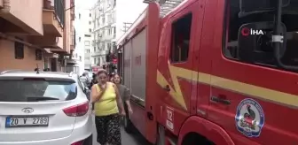 Hurdalık alanda yangın çıktı... Yangında 3 daire ve 1 araba hasar gördü